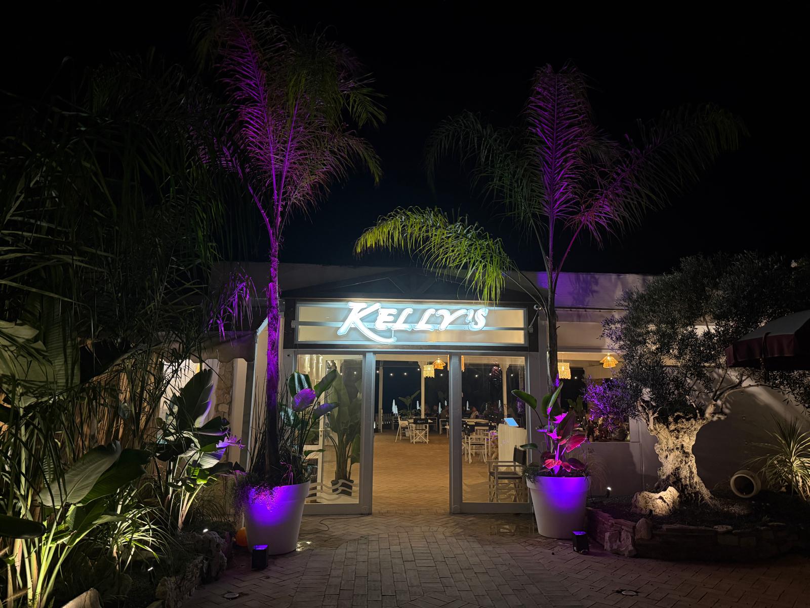 Ingresso di Kelly's Ostia illuminato di sera per cene, eventi e serate a tema